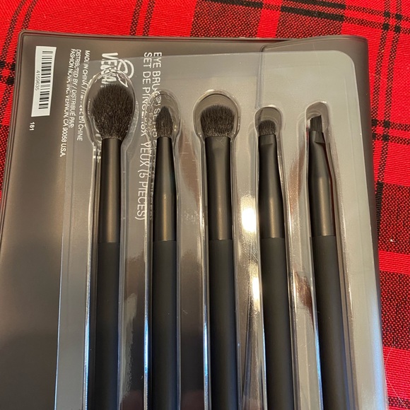 eye conic 5 piece brush set in its own case. I have 2 of these by, Fashion Nova - Picture 4 of 5